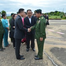 တပ်မတော်ကာကွယ်ရေးဦးစီးချုပ် ဗိုလ်ချုပ်မှူးကြီး မင်းအောင်လှိုင် ထိုင်းဘုရင့် တပ်မတော်ကာကွယ်ရေး ဦးစီးချုပ်အား လေဆိပ်၌ ပို့ဆောင်နှုတ်ဆက်