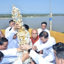 တပ်မတော်ကာကွယ်ရေးဦးစီးချုပ် ဗိုလ်ချုပ်မှူးကြီးမင်းအောင်လှိုင် ကချင်ပြည်နယ်၊ မြစ်ကြီးနားခရိုင်၊ ဝိုင်းမော်မြို့နယ်၊ မိုင်းနားကျေးရွာရှိ ရွှေမိုးတောင်ရဟန္တာတစ်ထောင်ရှင်ပင်မြတ်စွာ ဆုတောင်းပြည့်စေတီတော်မြတ်ကြီး ရတနာစိန်ဖူးတော်၊ ငှက်မြတ်နားတော်နှင့်ရွှေထီးတော်တင်လှူ ပူဇော်ပွဲအခမ်းအနားသို့တက်ရောက်