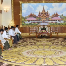 တပ်မတော်ကာကွယ်ရေးဦးစီးချုပ် ဗိုလ်ချုပ်မှူးကြီး မင်းအောင်လှိုင် ရန်ကုန်တိုင်းဒေသကြီး အစိုးရအဖွဲ့မှ ရခိုင် တိုင်းရင်းသားရေးရာဝန်ကြီး ဦးဆောင်သော စစ်တွေမြို့ရပ်မိရပ်ဖများအား လက်ခံတွေ့ဆုံ (ရုပ်သံသတင်း)