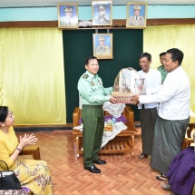 တပ်မတော်ကာကွယ်ရေးဦးစီးချုပ် ဗိုလ်ချုပ်မှူးကြီး မင်းအောင်လှိုင် ချောင်းဆုံမြို့ရှိ မြို့မိမြို့ဖများ အား ရင်းရင်းနှီးနှီးတွေ့ဆုံ၊ ဒေသတွင်းစက်မှု၊ လက်မှုလုပ်ငန်းများအား သွားရောက်လေ့လာ ကြည့်ရှု