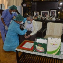 Senior General Min Aung Hlaing provides U Thet Lwin (Poet and Writer Maung Ngwe Hline) with honorary cash assistance and foodstuff