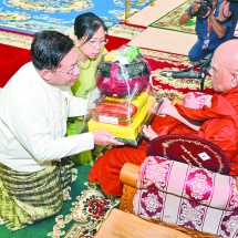 ၂၀၂၄ ခုနှစ် ၊ သာသနာတော်ဆိုင်ရာ ဘွဲ့တံဆိပ်တော် ဆက်ကပ်ခံယူတော်မူမည့် ဆရာတော်ကြီးများအား နိုင်ငံတော်စီမံအုပ်ချုပ်ရေးကောင်စီဥက္ကဋ္ဌ နိုင်ငံတော်ဝန်ကြီးချုပ် ဗိုလ်ချုပ်မှူးကြီး မင်းအောင်လှိုင်နှင့်ဇနီး ဒေါ်ကြူကြူလှတို့ နေ့ဆွမ်းဆက်ကပ်လှူဒါန်း