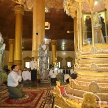 Chairman of State Administration Council Prime Minister Senior General Min Aung Hlaing pays obeisance to Swe Taw Myat Pagoda (Mandalay)