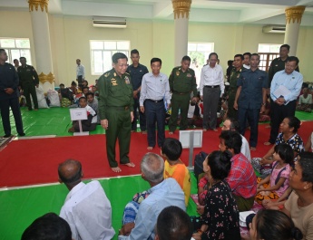 နိုင်ငံတော်စီမံအုပ်ချုပ်ရေးကောင်စီဥက္ကဋ္ဌ တပ်မတော်ကာကွယ်ရေးဦးစီးချုပ် ဗိုလ်ချုပ်မှူးကြီး မင်းအောင်လှိုင်   ပျဉ်းမနားမြို့နယ်၊ မင်္ဂလာဗျူဟာသာသနာ့ဗိမာန် ရေဘေးရှောင်ကယ်ဆယ်ရေးစခန်းရှိ ရေဘေးရှောင်ပြည်သူများအား သွားရောက်အားပေး၊ ထောက်ပံ့ရေးပစ္စည်းများ ပေးအပ်