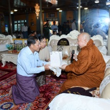 Chairman of State Administration Council Prime Minister Senior General Min Aung Hlaing, wife Daw Kyu Kyu Hla pay obeisance to Thiri Mingalar Mansu Shan Monastery Sayadaw in Lashio, offer rice, alms