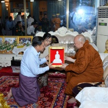 နိုင်ငံတော်စီမံအုပ်ချုပ်ရေးကောင်စီဥက္ကဋ္ဌ နိုင်ငံတော်ဝန်ကြီးချုပ် ဗိုလ်ချုပ်မှူးကြီး မင်းအောင်လှိုင်  နှင့် ဇနီး ဒေါ်ကြူကြူလှ လားရှိုးမြို့၊ သီရိမင်္ဂလာမန်ဆူရှမ်းကျောင်းတိုက် ဆရာတော်ကြီးအား သွားရောက် ဖူးမြော် ကြည်ညို၊ ဆွမ်းဆန်တော်နှင့် လှူဖွယ်ပစ္စည်းများ ဆက်ကပ်လှူဒါန်း 