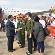 People accord rousing welcome to Chairman of the State Administration Council Prime Minister Senior General Min Aung Hlaing and high-level delegation, who attended summits in People’s Republic of China and held talks for national development