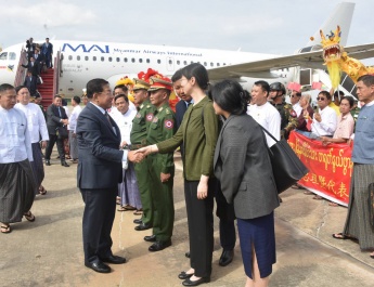 People accord rousing welcome to Chairman of the State Administration Council Prime Minister Senior General Min Aung Hlaing and high-level delegation, who attended summits in People’s Republic of China and held talks for national development