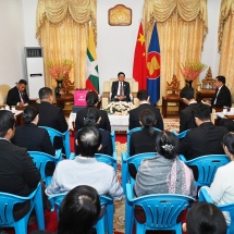 Chairman of the State Administration Council Prime Minister Senior General Min Aung Hlaing meets Myanmar consulate staff families and scholarship students in Kunming