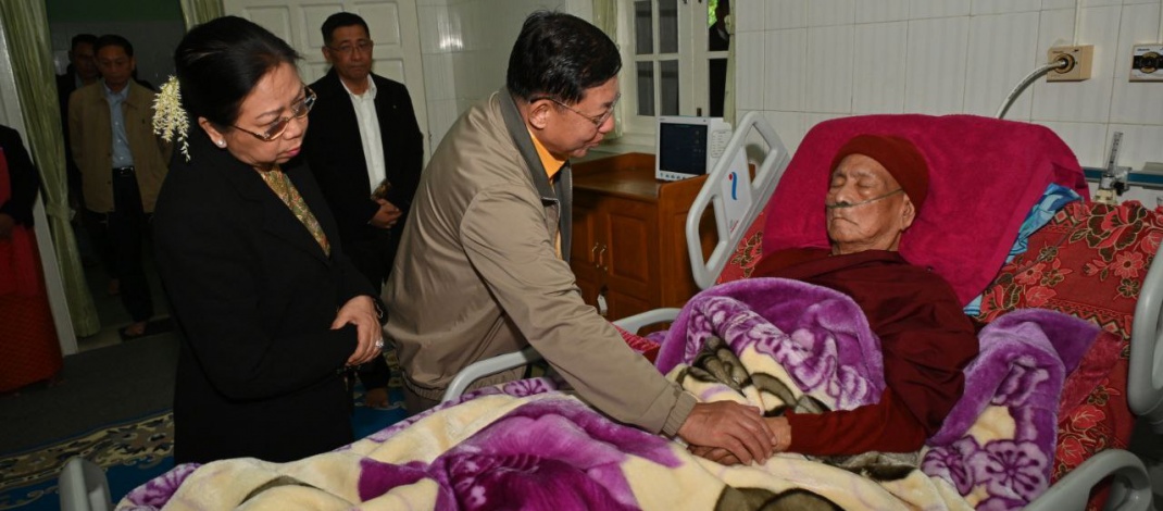 Chairman of State Administration Council Prime Minister Senior General Min Aung Hlaing, wife Daw Kyu Kyu Hla ask about health of Presiding Patron of Maha Wizitayon Pariyatti Buddhism Learning Centre of Mandalay, attend to needs