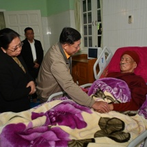 Chairman of State Administration Council Prime Minister Senior General Min Aung Hlaing, wife Daw Kyu Kyu Hla ask about health of Presiding Patron of Maha Wizitayon Pariyatti Buddhism Learning Centre of Mandalay, attend to needs