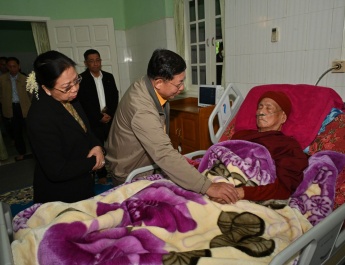 Chairman of State Administration Council Prime Minister Senior General Min Aung Hlaing, wife Daw Kyu Kyu Hla ask about health of Presiding Patron of Maha Wizitayon Pariyatti Buddhism Learning Centre of Mandalay, attend to needs