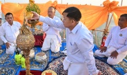 Chairman of State Administration Council Prime Minister Senior General Min Aung Hlaing pays homage to Shwedagon Pagoda, inspects full-surface  gold coating of the pagoda, donates gold plates