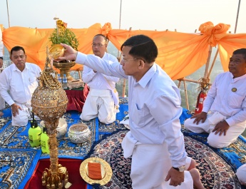 Chairman of State Administration Council Prime Minister Senior General Min Aung Hlaing pays homage to Shwedagon Pagoda, inspects full-surface  gold coating of the pagoda, donates gold plates