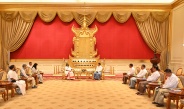 နိုင်ငံ‌တော်စီမံအုပ်ချုပ်ရေးကောင်စီဥက္ကဋ္ဌ နိုင်ငံတော်ဝန်ကြီးချုပ်ဗိုလ်ချုပ်မှူးကြီး မင်းအောင်လှိုင်  အိန္ဒိယနိုင်ငံမှ လူသားချင်းစာနာထောက်ထားမှုခေါင်းဆောင်နှင့် ငြိမ်းချမ်းရေးသံတမန်ကြီး Gurudev Sri Sri Ravi Shankar  အားလက်ခံတွေ့ဆုံ