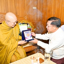 SAC Chairman Prime Minister Senior General Min Aung Hlaing pays homage to Sangharaja Sayadaw of Cambodia and party