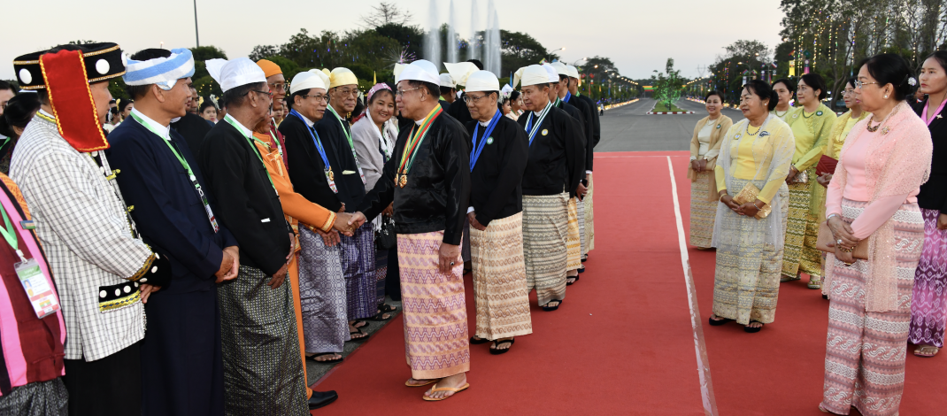 နိုင်ငံတော်စီမံအုပ်ချုပ်ရေးကောင်စီဥက္ကဋ္ဌ နိုင်ငံတော်ဝန်ကြီးချုပ်   ဗိုလ်ချုပ်မှူးကြီး သတိုးမဟာသရေစည်သူ သတိုးသီရိသုဓမ္မ မင်းအောင်လှိုင်နှင့် ဇနီး ဒေါ်ကြူကြူလှတို့က (၇၈) နှစ်မြောက် ပြည်ထောင်စုနေ့အထိမ်းအမှတ် ဂုဏ်ပြုညစာစားပွဲဖြင့် တည်ခင်းဧည့်ခံ