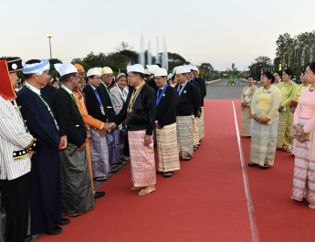 နိုင်ငံတော်စီမံအုပ်ချုပ်ရေးကောင်စီဥက္ကဋ္ဌ နိုင်ငံတော်ဝန်ကြီးချုပ်   ဗိုလ်ချုပ်မှူးကြီး သတိုးမဟာသရေစည်သူ သတိုးသီရိသုဓမ္မ မင်းအောင်လှိုင်နှင့် ဇနီး ဒေါ်ကြူကြူလှတို့က (၇၈) နှစ်မြောက် ပြည်ထောင်စုနေ့အထိမ်းအမှတ် ဂုဏ်ပြုညစာစားပွဲဖြင့် တည်ခင်းဧည့်ခံ