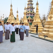 နိုင်ငံတော်စီမံအုပ်ချုပ်ရေးကောင်စီဥက္ကဋ္ဌ နိုင်ငံတော်ဝန်ကြီးချုပ်  ဗိုလ်ချုပ်မှူးကြီး မင်းအောင်လှိုင် ရွှေတိဂုံစေတီတော်မြတ်ကြီးအား  ဖူးမြော်ကြည်ညို၊ စေတီတော်ကြီးလုံးတော်ပြည့်ရွှေသင်္ကန်းကပ်လှူပူဇော်ပြီးစီးမှုအား ကြည့်ရှုစစ်ဆေး၊ ရွှေစင်ရွှေပြားများ ကပ်လှူပူဇော်