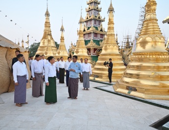 နိုင်ငံတော်စီမံအုပ်ချုပ်ရေးကောင်စီဥက္ကဋ္ဌ နိုင်ငံတော်ဝန်ကြီးချုပ်  ဗိုလ်ချုပ်မှူးကြီး မင်းအောင်လှိုင် ရွှေတိဂုံစေတီတော်မြတ်ကြီးအား  ဖူးမြော်ကြည်ညို၊ စေတီတော်ကြီးလုံးတော်ပြည့်ရွှေသင်္ကန်းကပ်လှူပူဇော်ပြီးစီးမှုအား ကြည့်ရှုစစ်ဆေး၊ ရွှေစင်ရွှေပြားများ ကပ်လှူပူဇော်