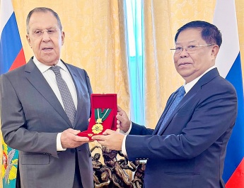 On behalf of H.E. Senior General Min Aung Hlaing, Chairman of the State Administration Council and Prime Minister of the Republic of the Union of Myanmar, Deputy Prime Minister and Union Minister for Foreign Affairs.H.E. U Than Swe presented the honorary title of ‘‘Sithu” to H.E.Mr. Sergey Viktorovich Lavrov, Minister of Foreign Affairs of the Russian Federation